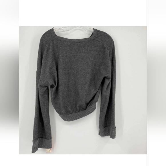 2- Project Social T. L.A.- Size M. Cropped Black & Gray Bell/Slit Sleeve Sweater - Picture 1 of 7
